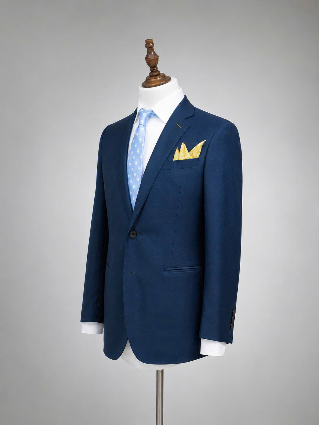 Navy blazer with notch lapel and yellow pocket square | Blazer xanh navy với ve chữ K và khăn túi vàng