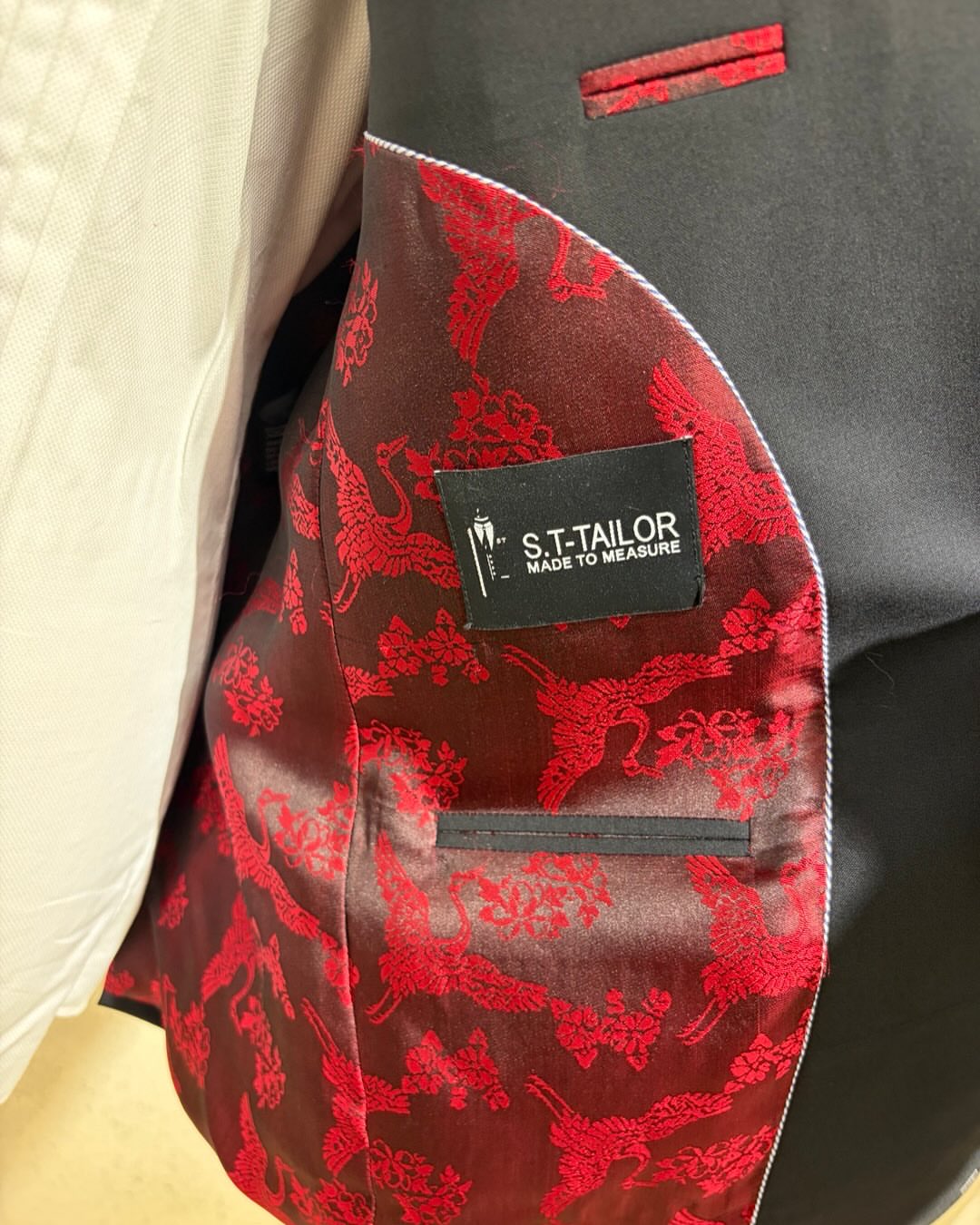 Red patterned jacket lining and S.T Tailor label | Lớp lót áo khoác đỏ hoa văn và nhãn S.T Tailor
