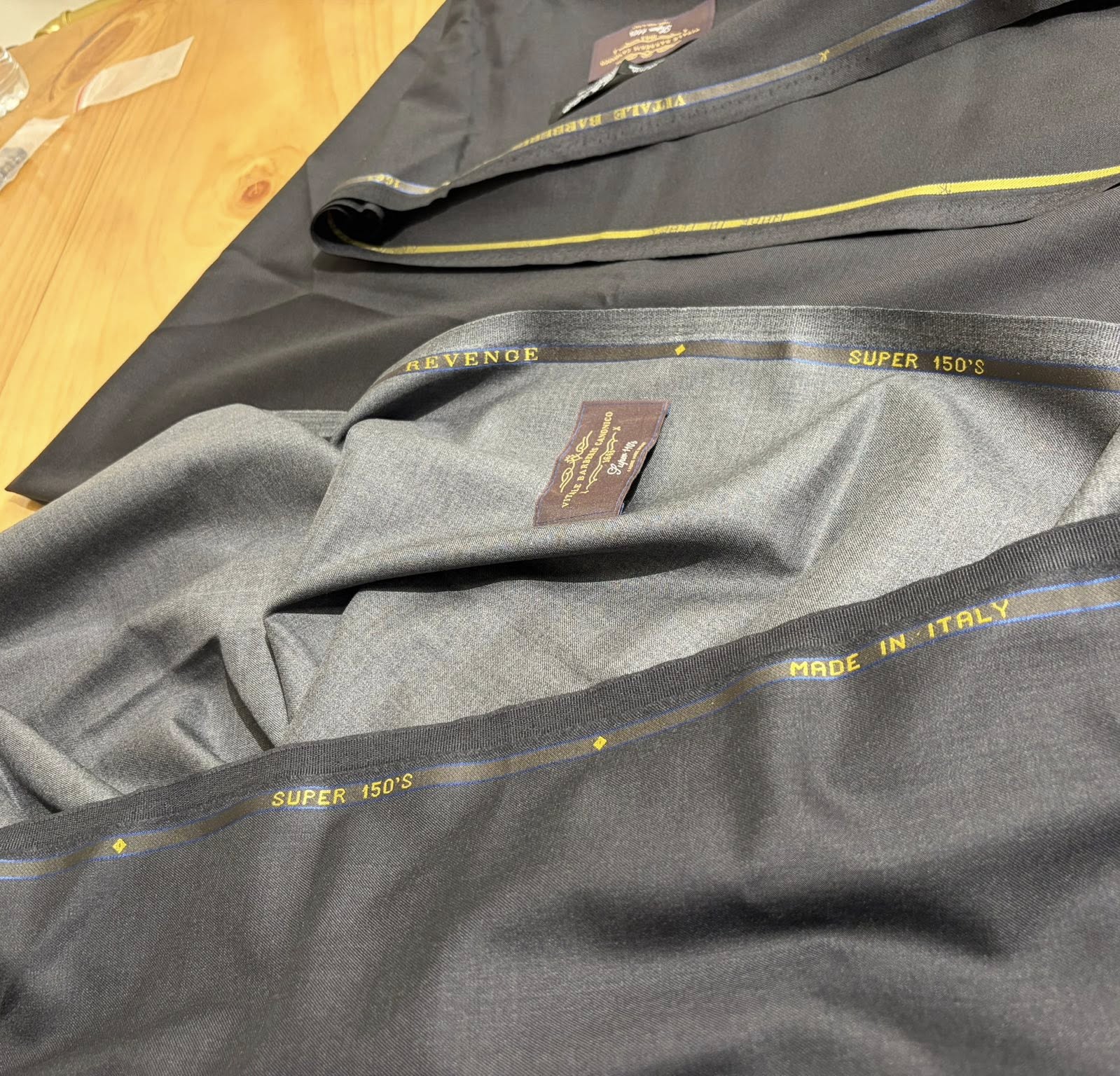 Grey jacket lining with yellow seam tape | Lớp lót áo khoác xám với viền chỉ vàng