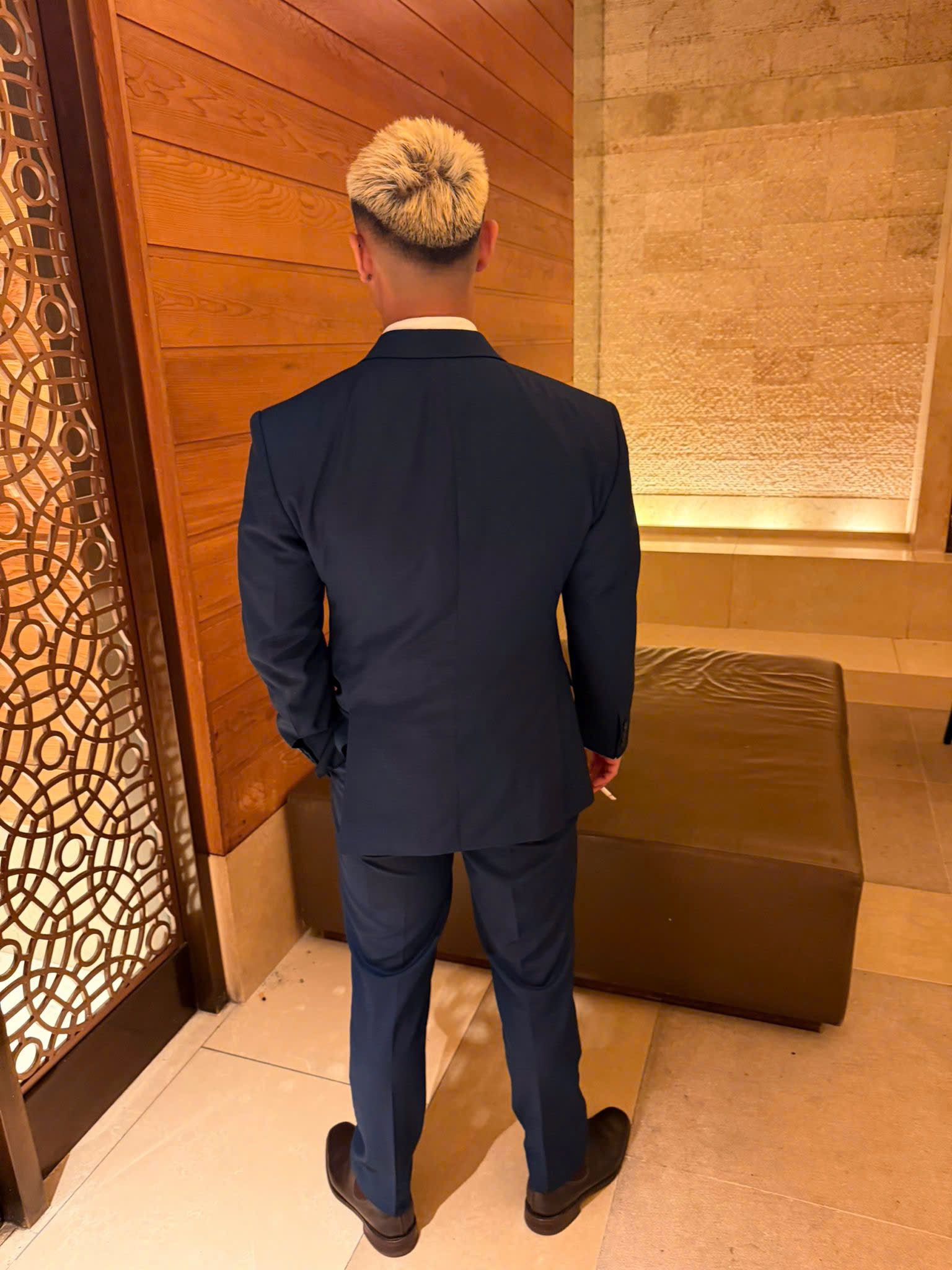 Client in a navy formal suit, back view | Khách hàng mặc suit lễ phục xanh navy, góc phía sau