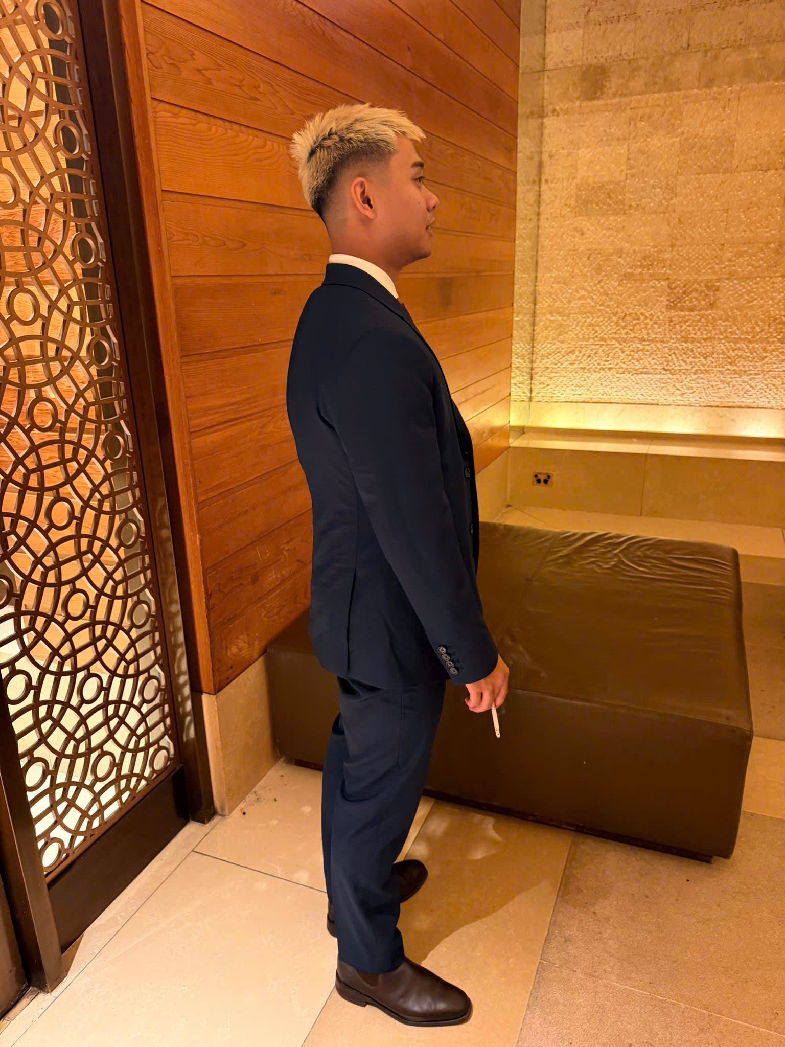 Client in a navy formal suit, side profile | Khách hàng mặc suit lễ phục xanh navy, góc nghiêng