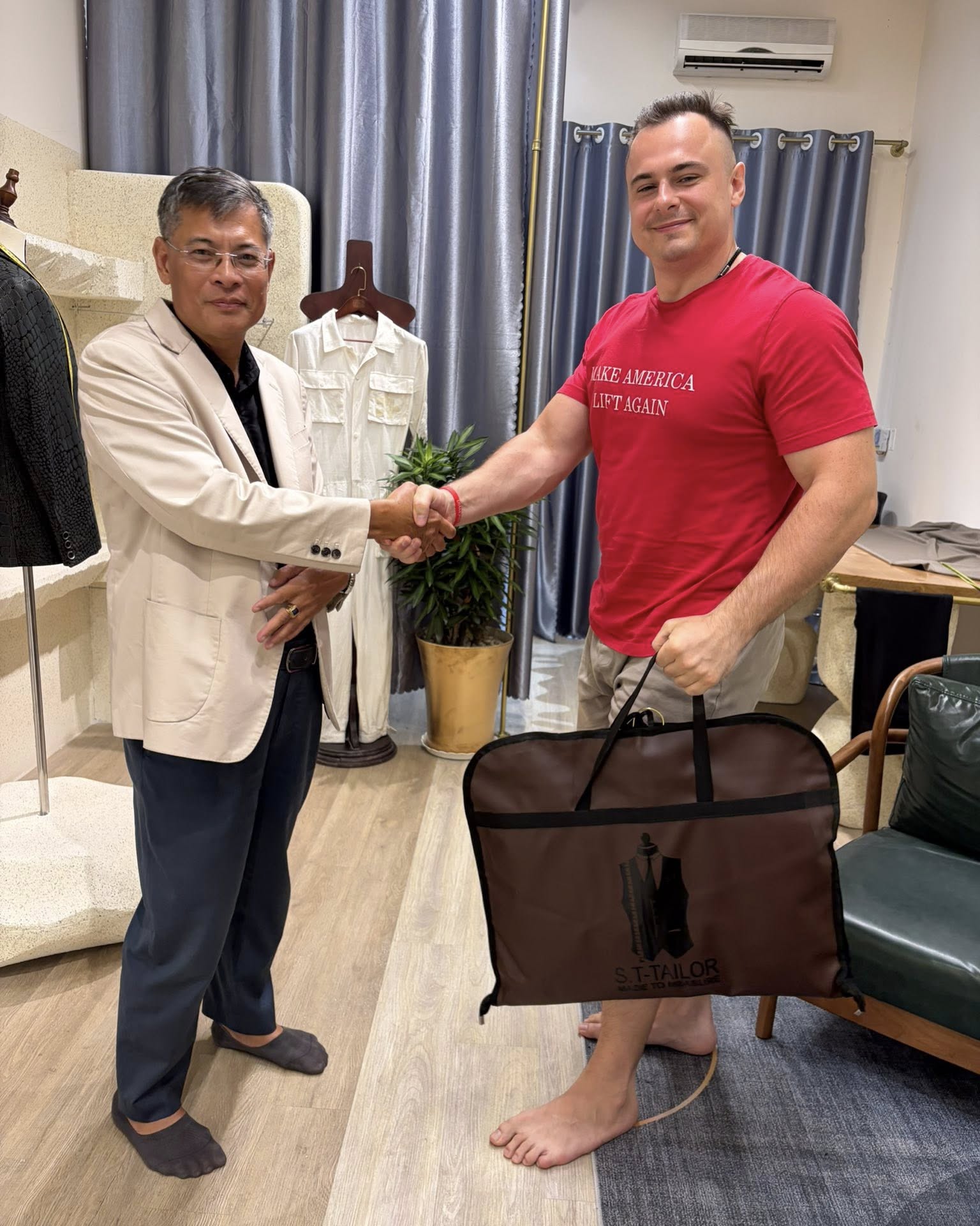 S.T Tailor client appointment handshake | Bắt tay trong buổi hẹn cùng khách hàng S.T Tailor