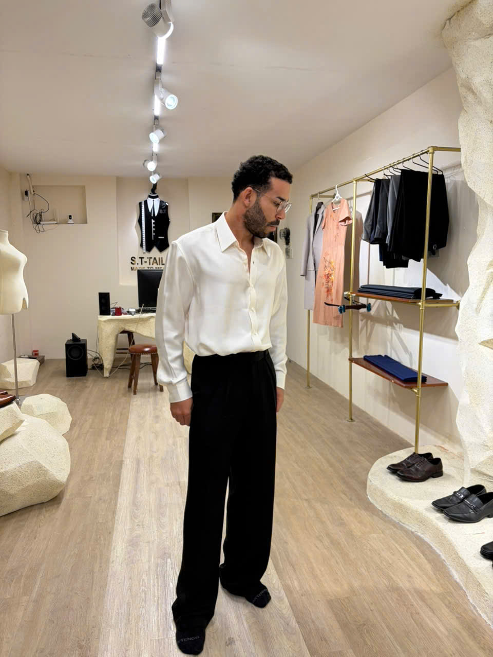 Client portrait in white shirt and black trousers | Chân dung khách hàng với sơ mi trắng và quần đen