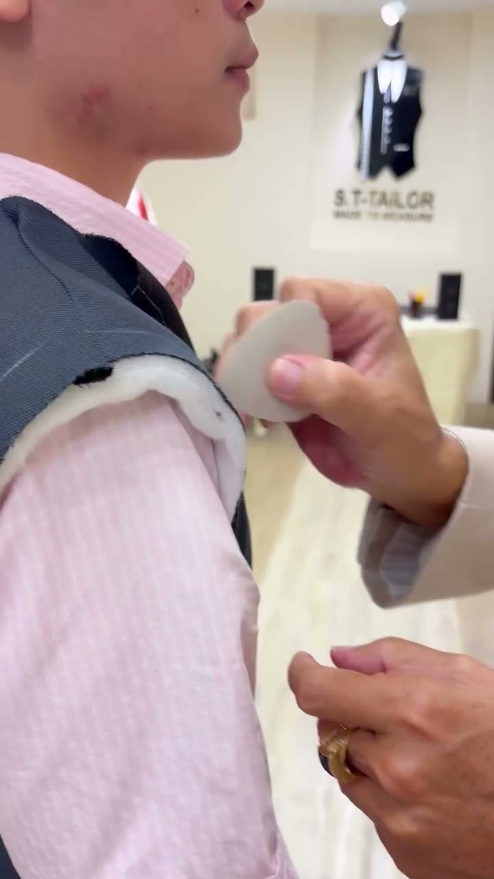 Tailor adjusting a client's shirt shoulder | Thợ may chỉnh vai áo sơ mi cho khách hàng