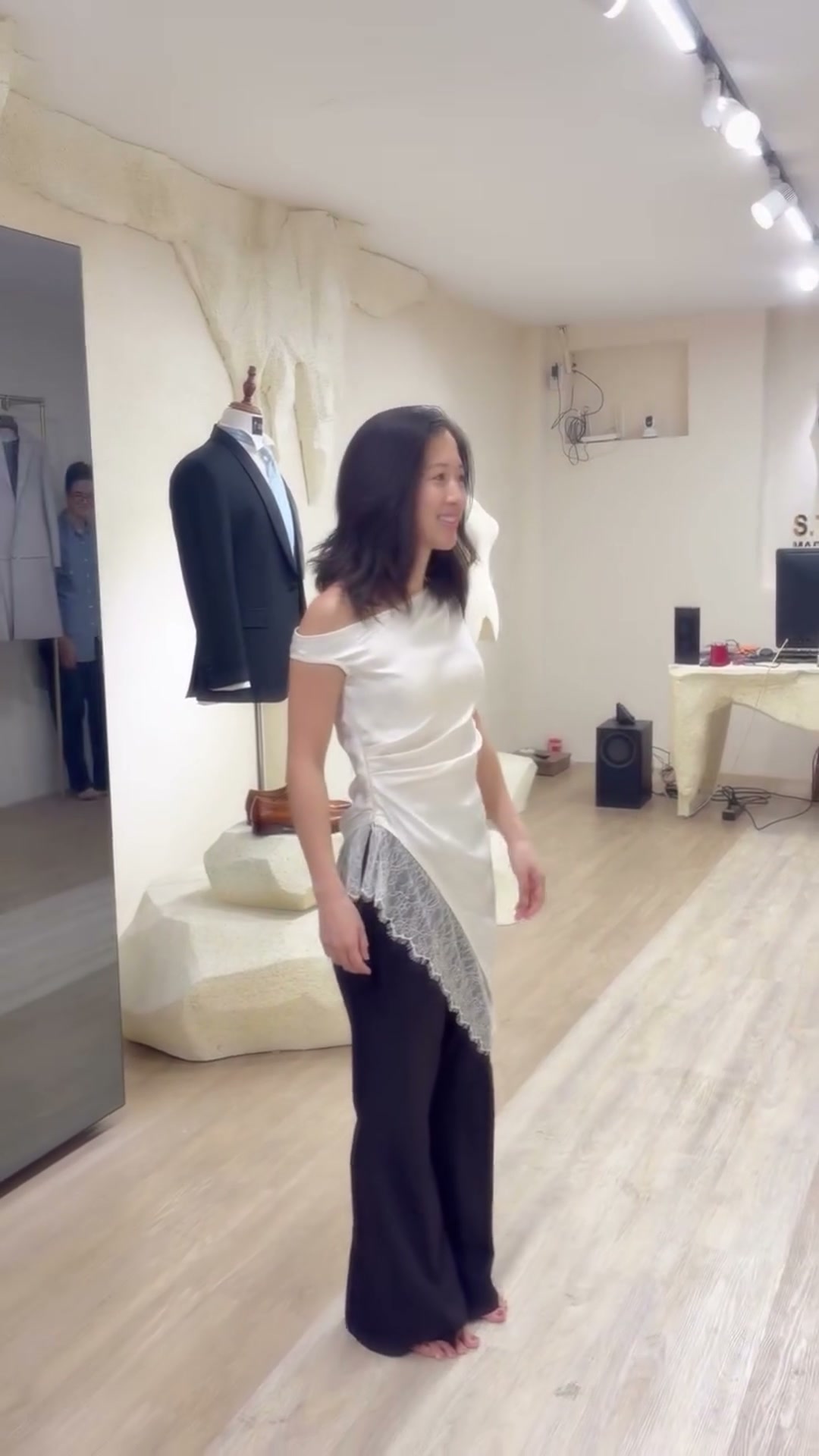Women's trouser fitting in the showroom | Buổi thử quần nữ tại showroom