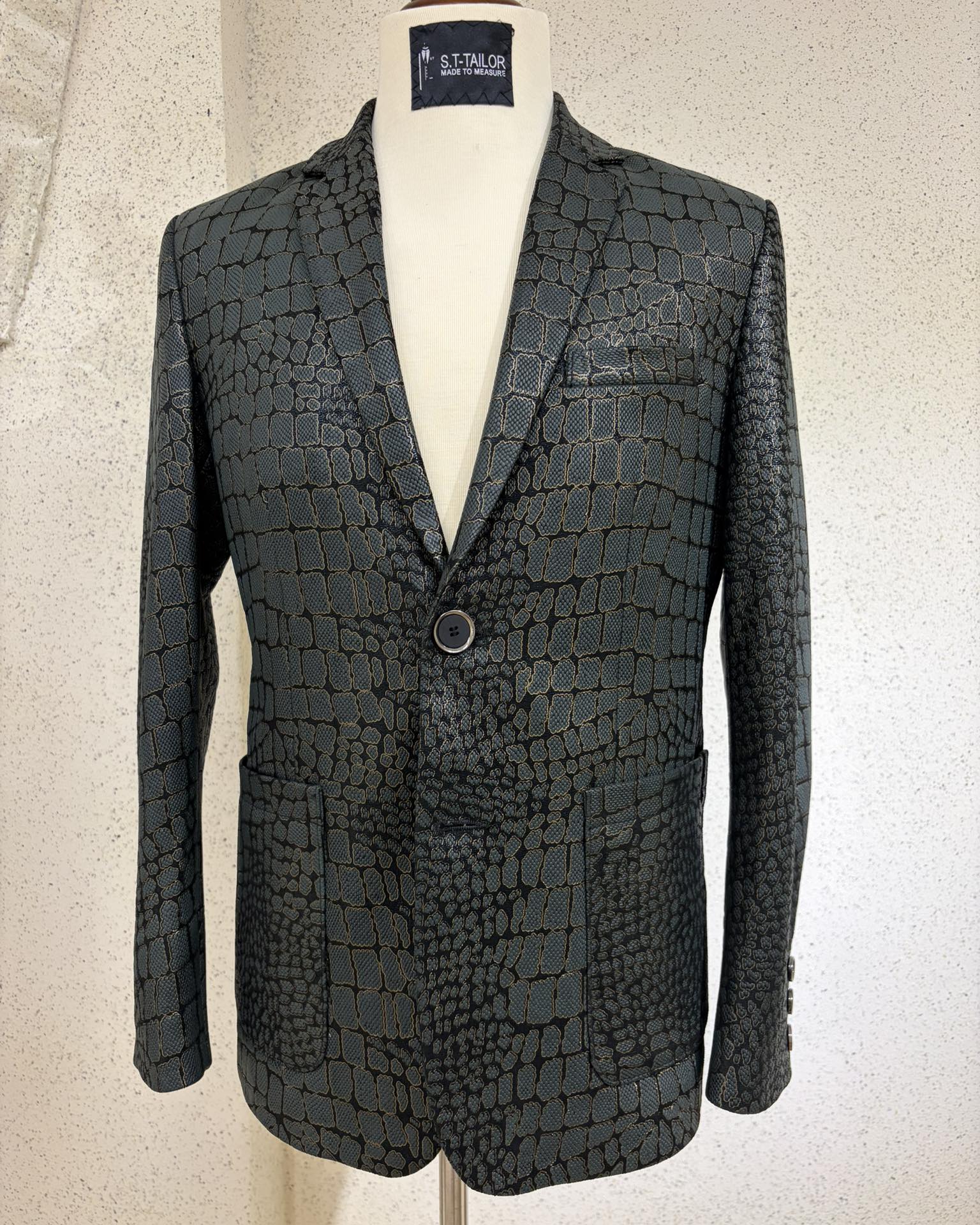 Black textured dinner jacket on a mannequin | Áo khoác dự tiệc đen dệt vân trên mannequin