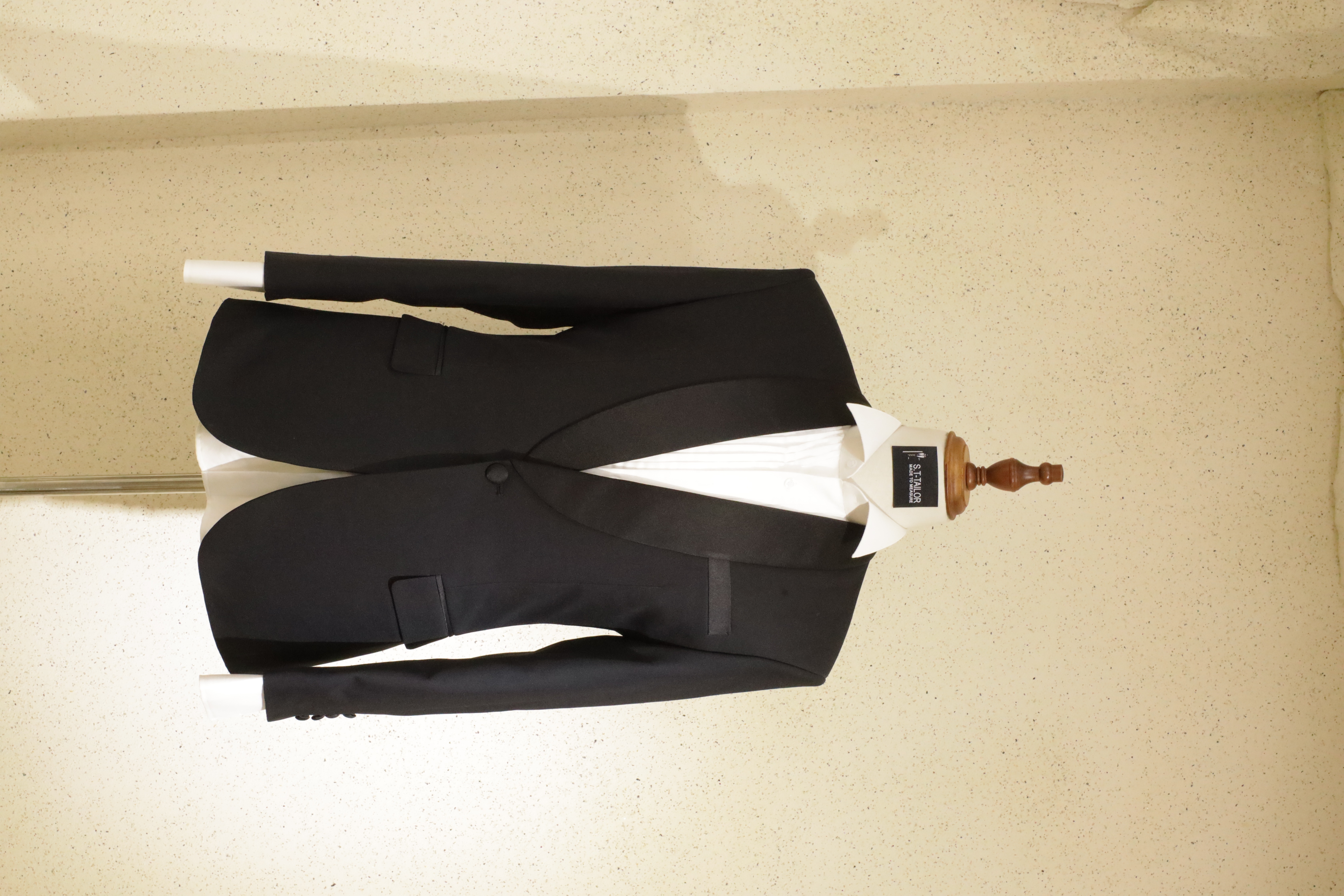 Black tuxedo with white shirt on a mannequin | Tuxedo đen cùng sơ mi trắng trên mannequin