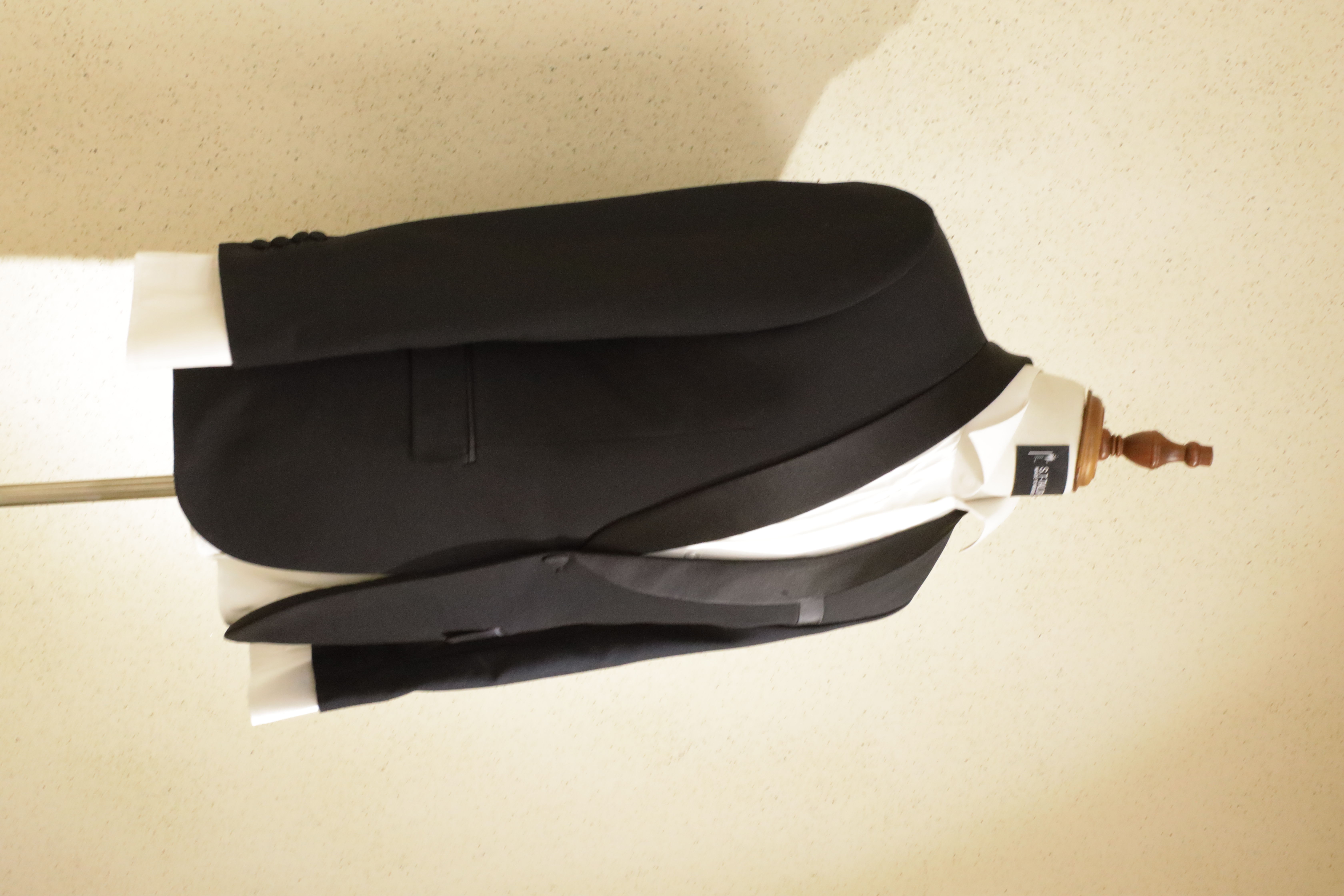 Black tuxedo with tailored satin lapel | Tuxedo đen với ve satin may đo