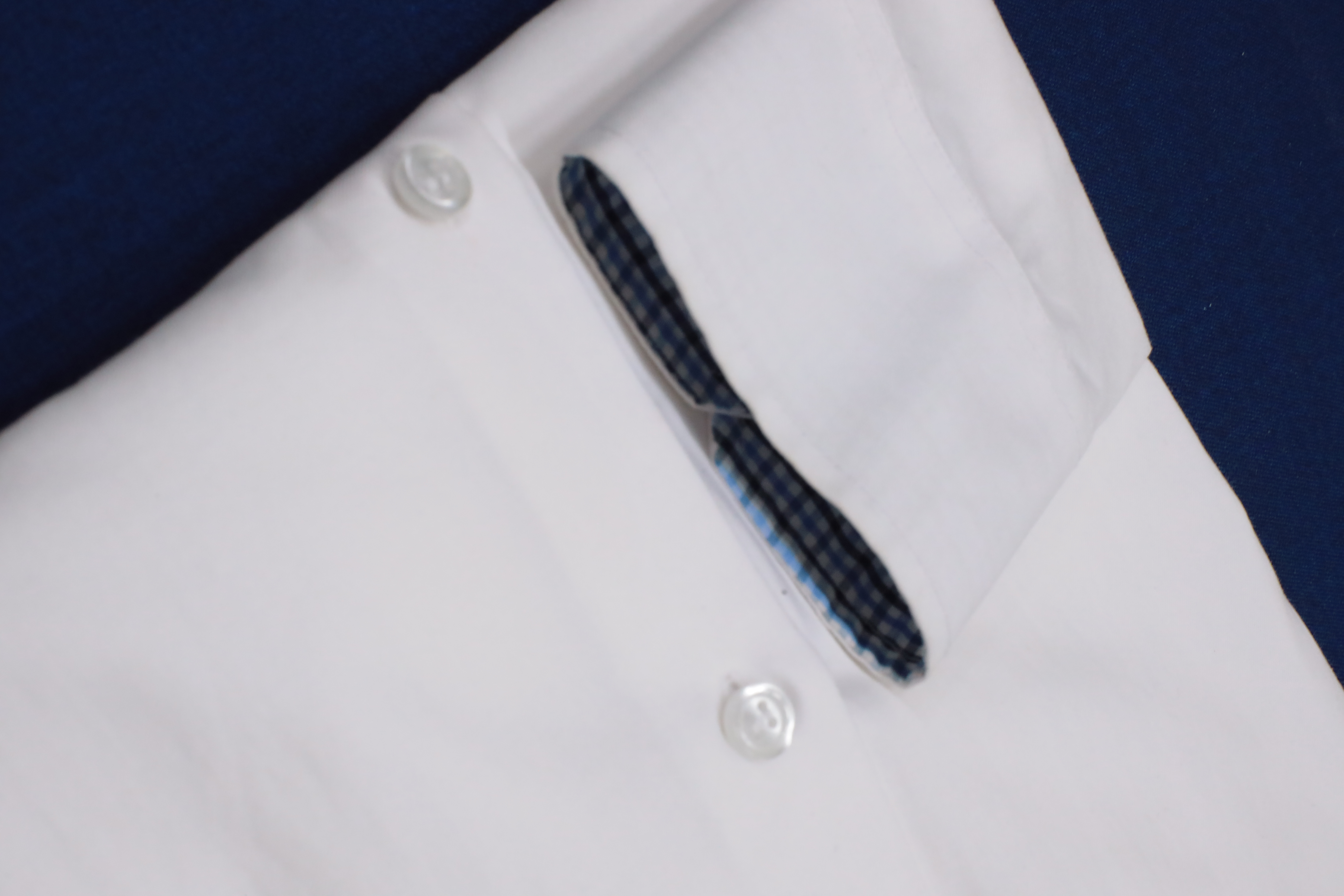 White tailored shirt cuff with checked trim | Cổ tay sơ mi trắng may đo với viền caro