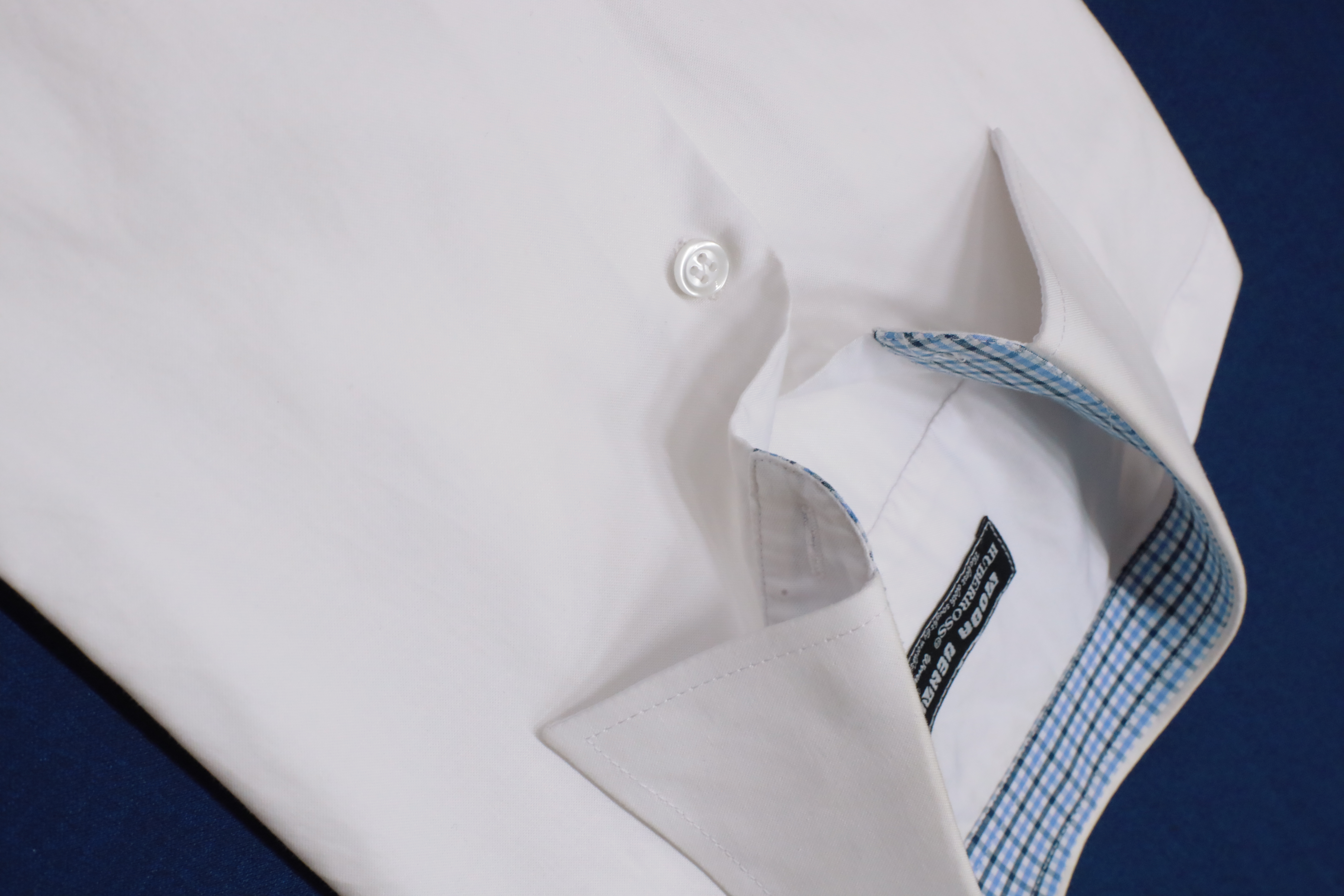 White tailored shirt collar with checked trim | Cổ sơ mi trắng may đo với viền caro