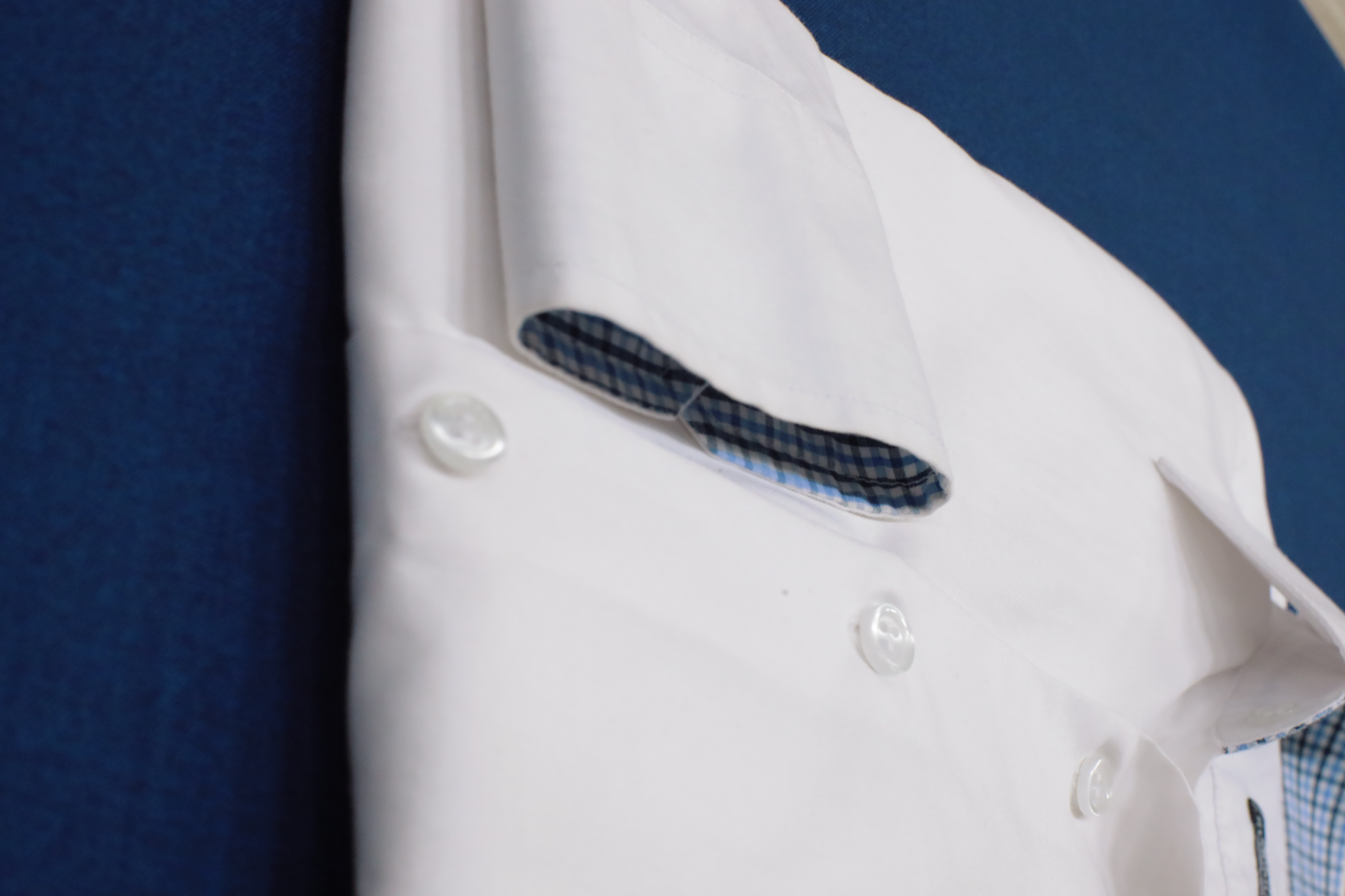 White tailored shirt front with checked placket detail | Thân trước sơ mi trắng may đo với nẹp caro