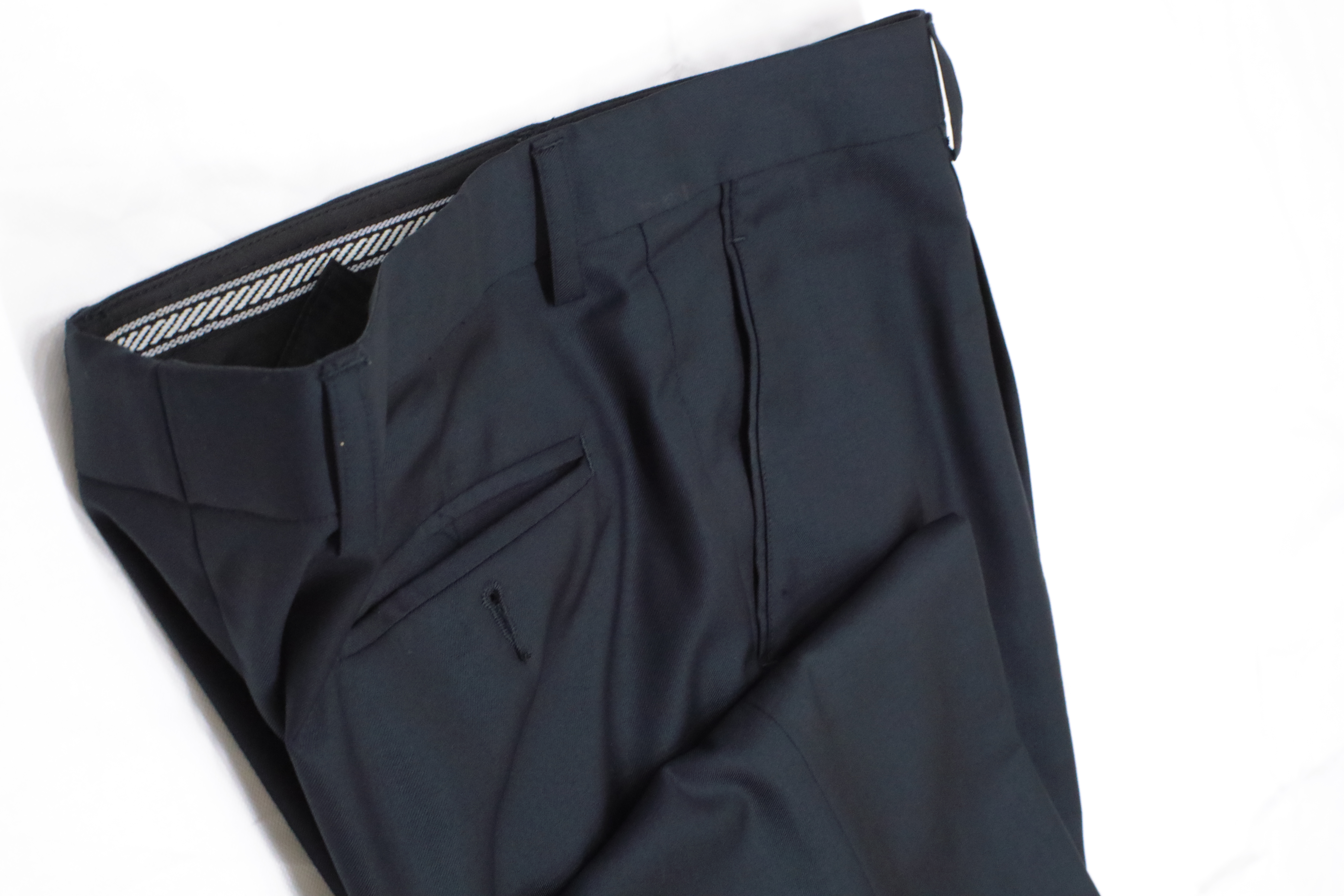 Black tailored trouser interior and waistband detail | Chi tiết cạp và mặt trong quần đen may đo