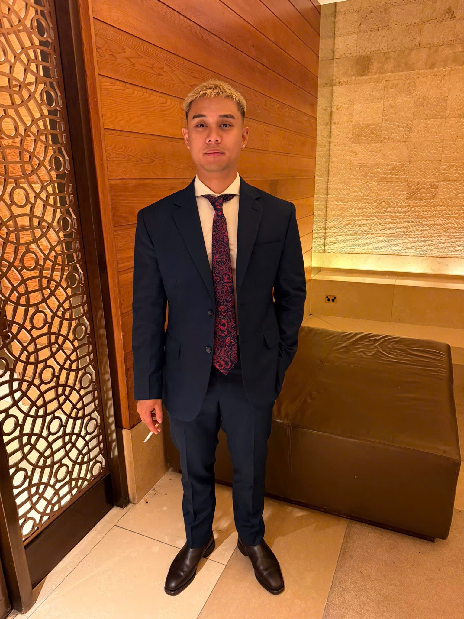 Client in a navy formal suit, front view | Khách hàng mặc suit lễ phục xanh navy, góc chính diện