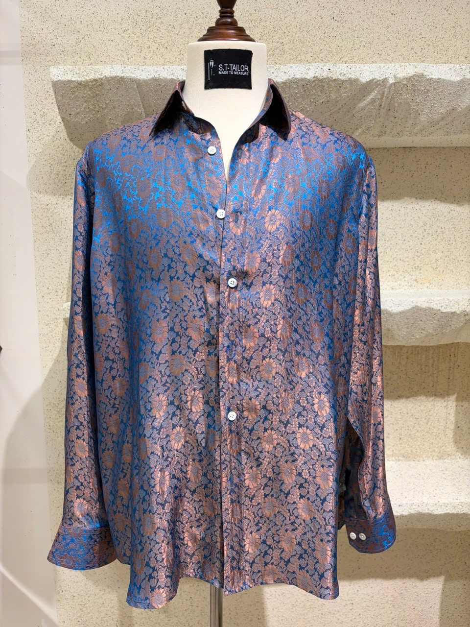 Blue patterned tailored shirt on a mannequin | Sơ mi xanh hoa văn may đo trên mannequin