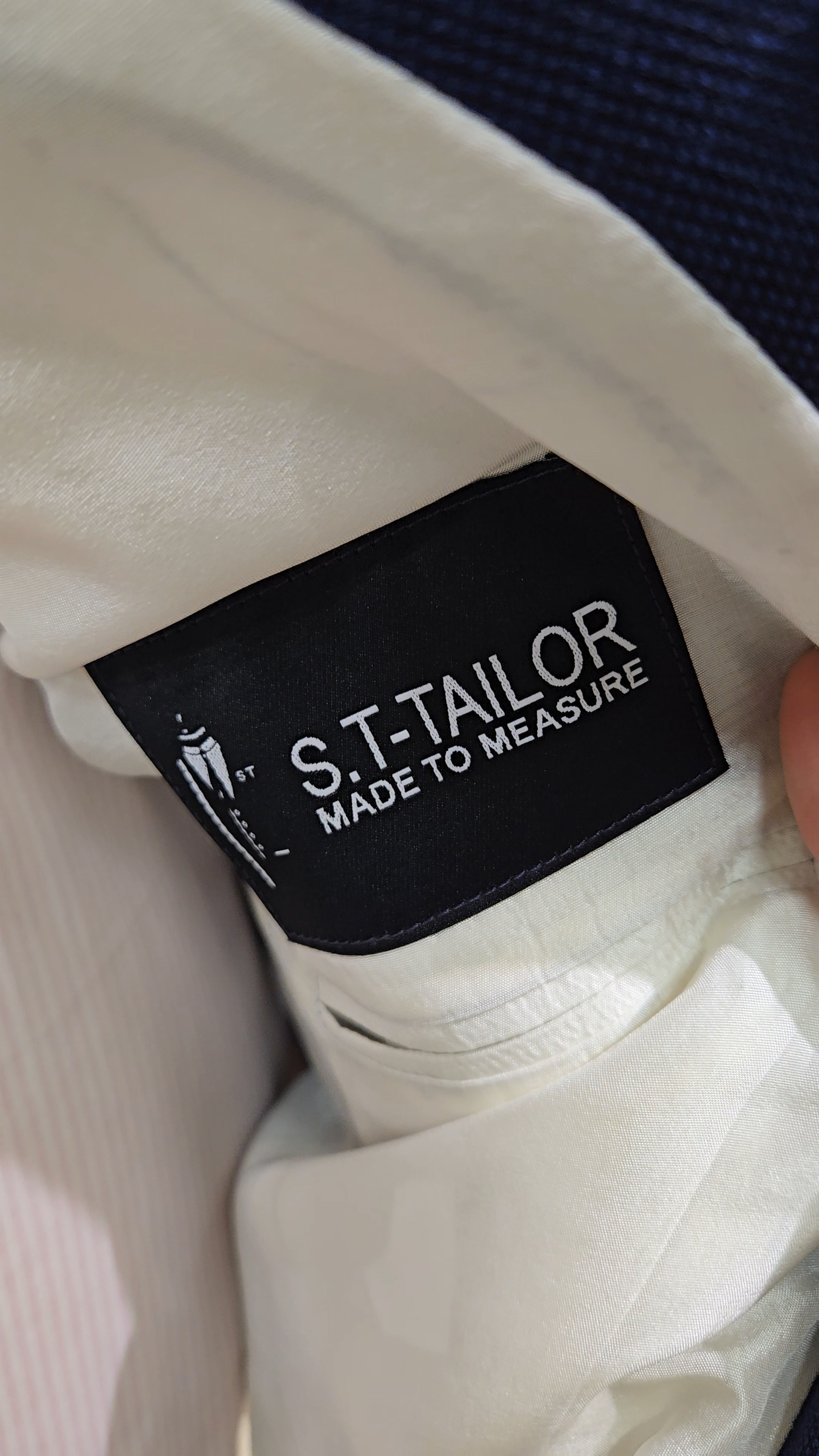 S.T Tailor shirt label sewn inside a white shirt | Nhãn S.T Tailor may bên trong sơ mi trắng