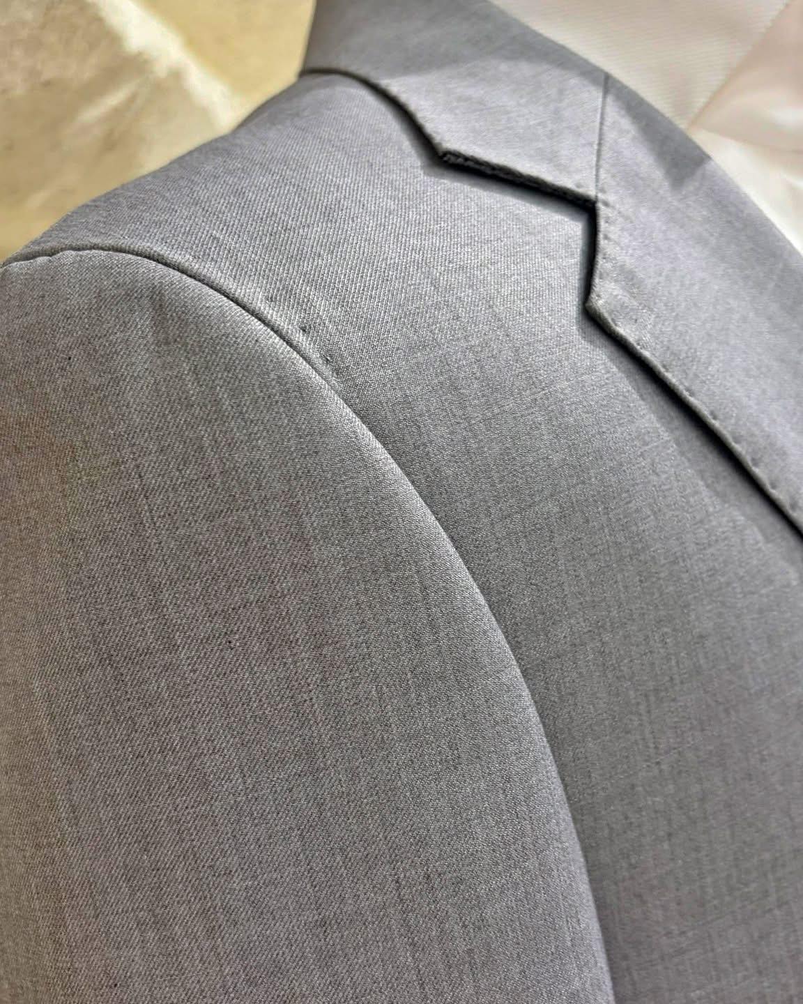 Tailored grey jacket shoulder and lapel detail | Chi tiết vai và ve áo khoác xám may đo
