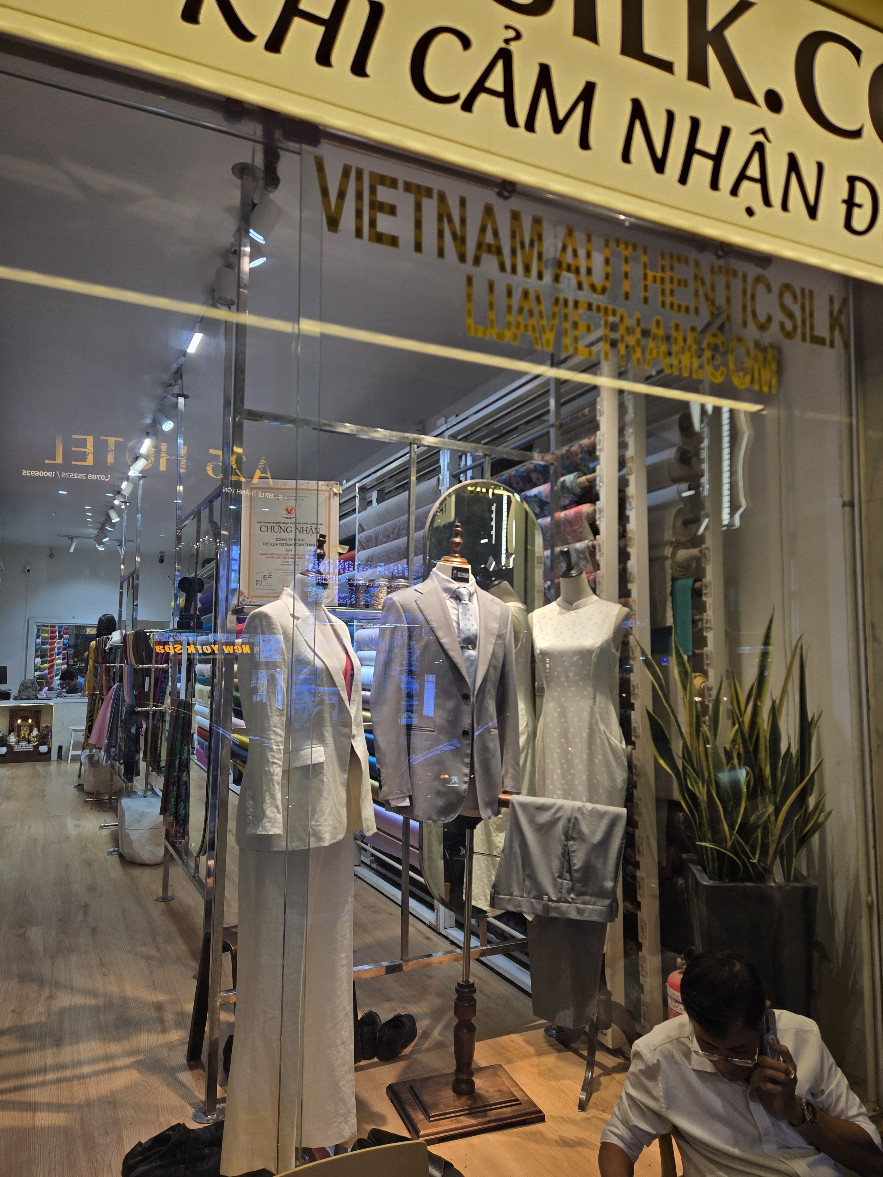 S.T Tailor window display in the evening | Tủ trưng bày S.T Tailor vào buổi tối