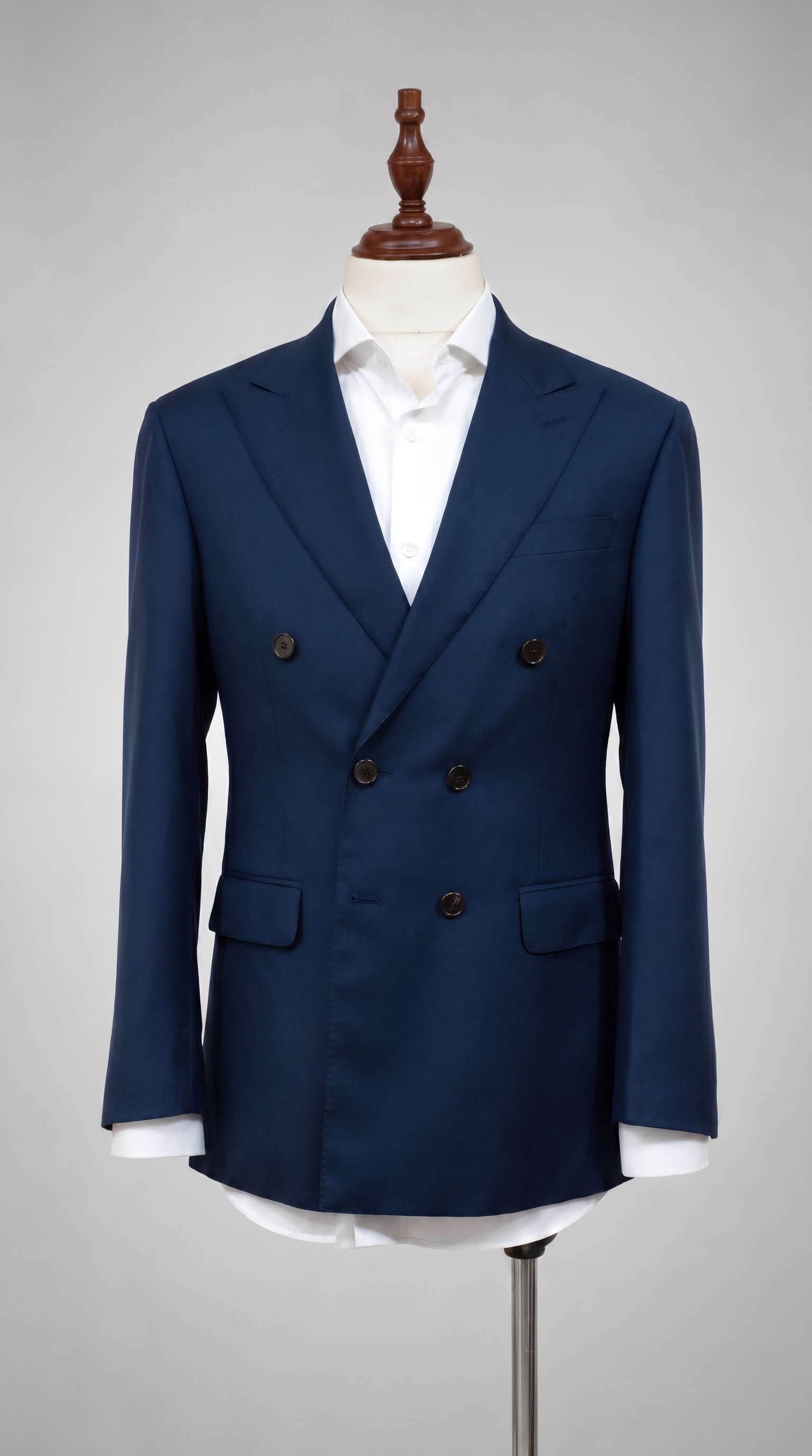 Navy double-breasted suit on a mannequin | Suit xanh navy hai hàng nút trên mannequin