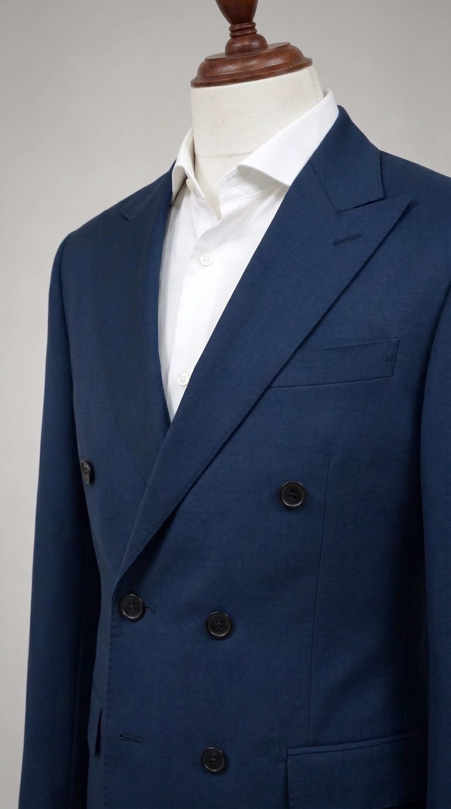 Navy double-breasted suit lapel detail | Chi tiết ve áo suit xanh navy hai hàng nút