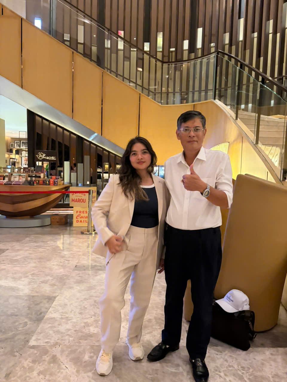 S.T Tailor with a client in a white suit | S.T Tailor cùng khách hàng mặc suit trắng