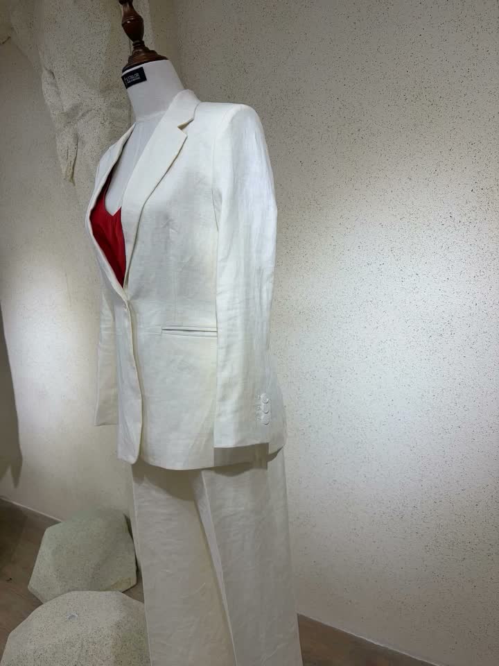 White women's tailored suit on a mannequin | Suit nữ trắng may đo trên mannequin