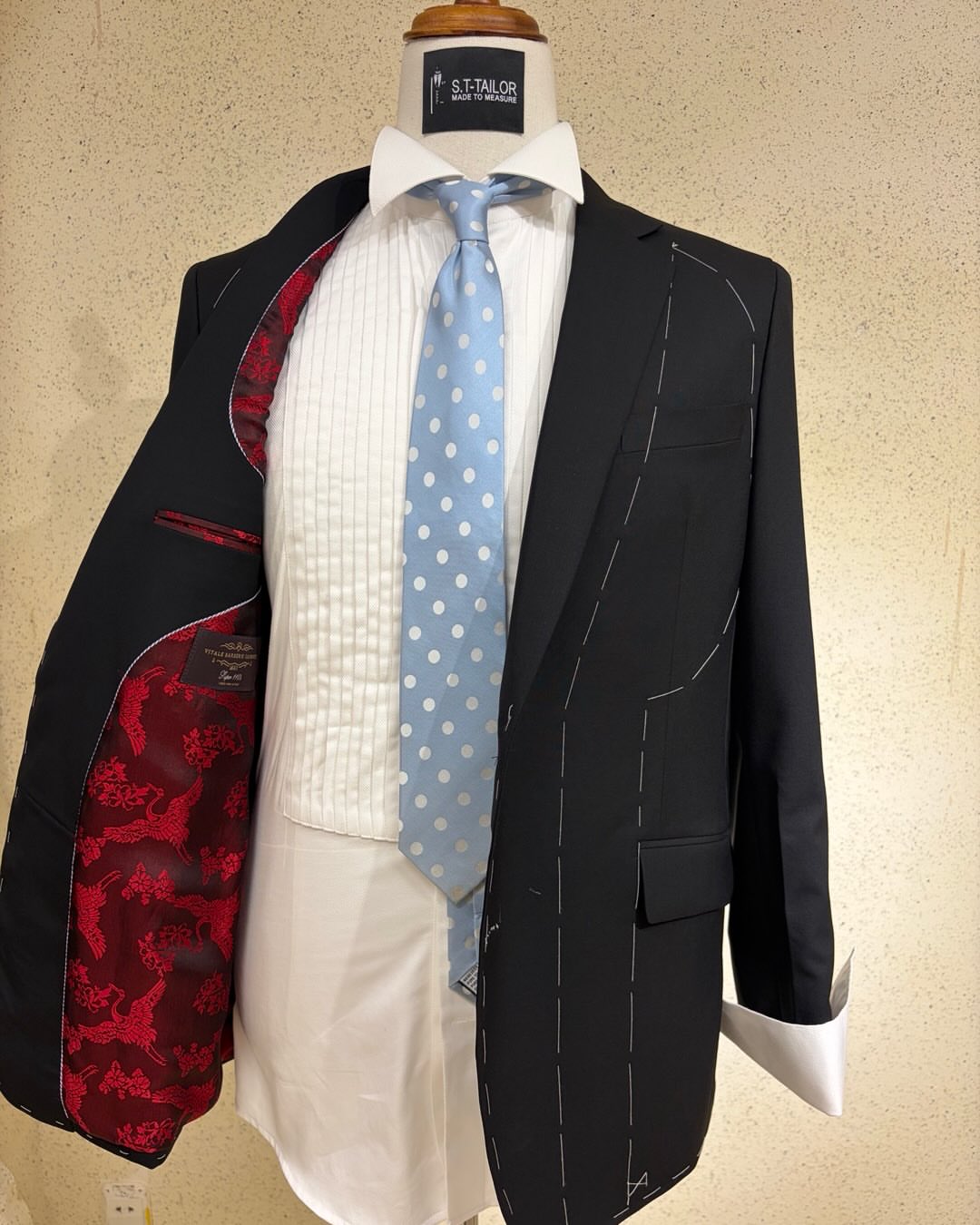 Black pinstripe suit with red lining detail | Suit sọc đen với chi tiết lớp lót đỏ